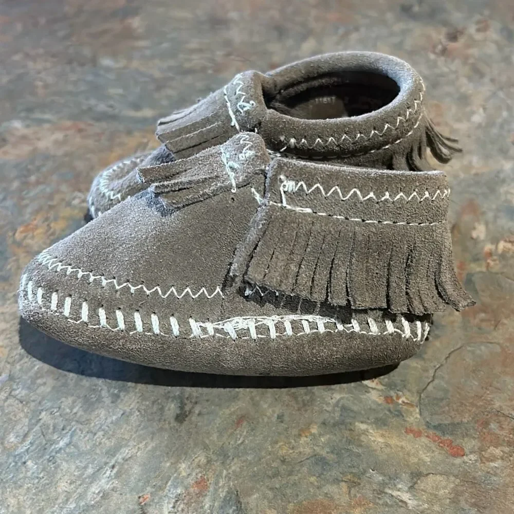 Minnetonka Riley Fringe Grey Moccasin Slipper Shoes Sz 2